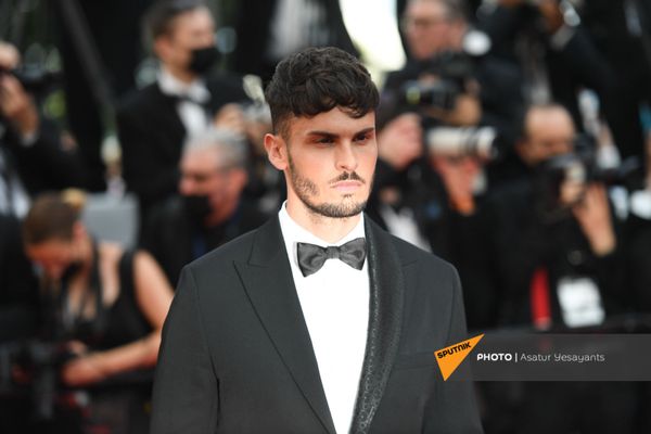 Фотомодель Батист Джабикони на красной дорожке премьеры фильма Tout S'est Bien Passe (Все прошло хорошо) во время 74-го Каннского кинофестиваля (7 июля 2021). Канны Фотомодель Батист Джабикони на красной дорожке премьеры фильма Tout S'est Bien Passe (Все прошло хорошо) во время 74-го Каннского кинофестиваля (7 июля 2021). Канны - Sputnik Армения