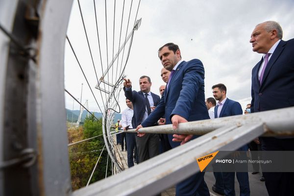 Главы министерств территориального управления Армении и Грузии Сурен Папикян и Ираклий Карселадзе перед началом церемонии закладки нового пограничного автомобильного моста между странами (9 июля 2021). Баграташен - Sputnik Армения