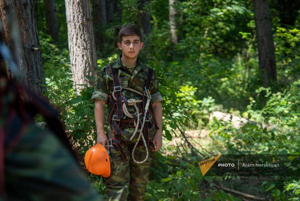11-классники готовятся к военной жизни в военно-тренировочном лагере по пилотной программе МОНКС 11-классники готовятся к военной жизни в военно-тренировочном лагере по пилотной программе МОНКС - Sputnik Армения