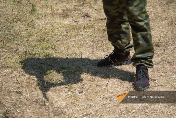 11-классники готовятся к военной жизни в военно-тренировочном лагере по пилотной программе МОНКС 11-классники готовятся к военной жизни в военно-тренировочном лагере по пилотной программе МОНКС - Sputnik Армения
