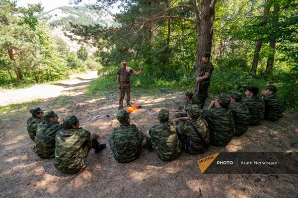 11-классники готовятся к военной жизни в военно-тренировочном лагере по пилотной программе МОНКС 11-классники готовятся к военной жизни в военно-тренировочном лагере по пилотной программе МОНКС - Sputnik Армения