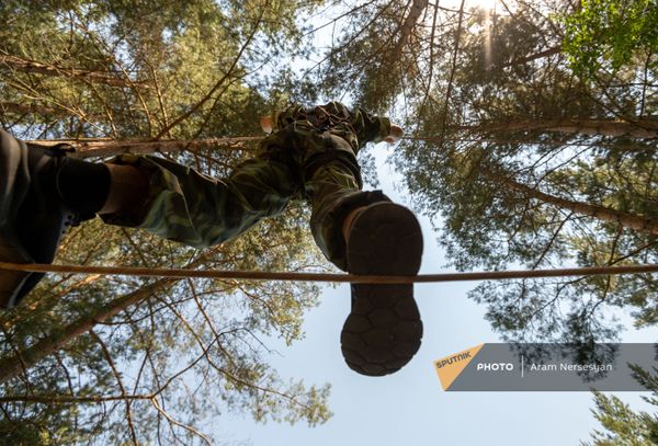 11-классники готовятся к военной жизни в военно-тренировочном лагере по пилотной программе МОНКС 11-классники готовятся к военной жизни в военно-тренировочном лагере по пилотной программе МОНКС - Sputnik Армения