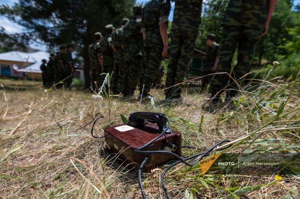 11-классники готовятся к военной жизни в военно-тренировочном лагере по пилотной программе МОНКС 11-классники готовятся к военной жизни в военно-тренировочном лагере по пилотной программе МОНКС - Sputnik Армения