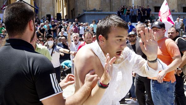 Противники марша достоинства толкают мужчину во время блокировки главного проспекта столицы (5 июля 2021). Тбилиси - Sputnik Армения
