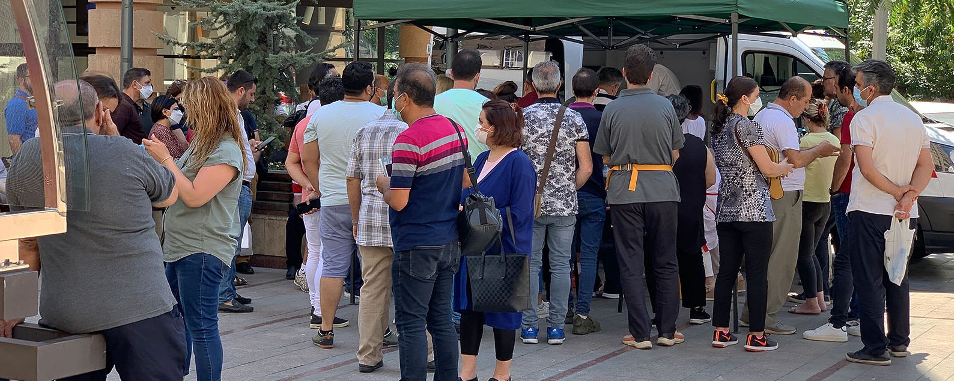 Очередь за вакцинацией у мобильной точки по прививке от коронавируса на Северном Проспекте (6 июля 2021 год). Еревaн - Sputnik Армения, 1920, 29.07.2021