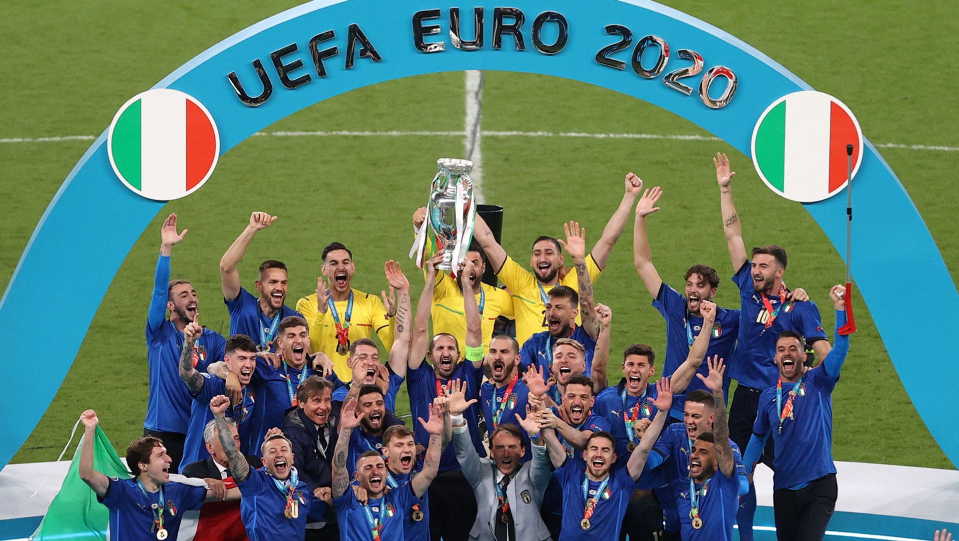 Футболисты сборной Италии c кубком на Euro-2020 (12 июля 2021). Лондон Футболисты сборной Италии c кубком на Euro-2020 (12 июля 2021). Лондон - Sputnik Армения, 1920, 16.07.2021