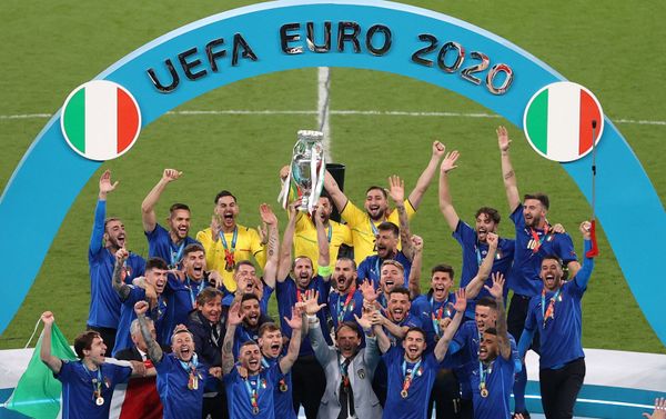 Футболисты сборной Италии c кубком на Euro-2020 (12 июля 2021). Лондон - Sputnik Армения