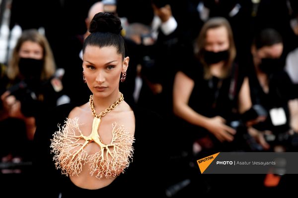 Американская модель Белла Хадид в платье Schiaparelli Haute Couture  на премьере фильма Три Этажа - Sputnik Армения
