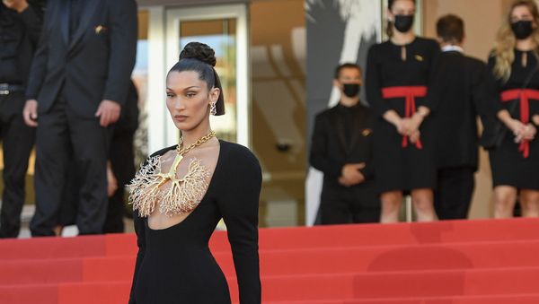 Американская модель Белла Хадид в платье Schiaparelli Haute Couture  на премьере фильма Три Этажа - Sputnik Армения