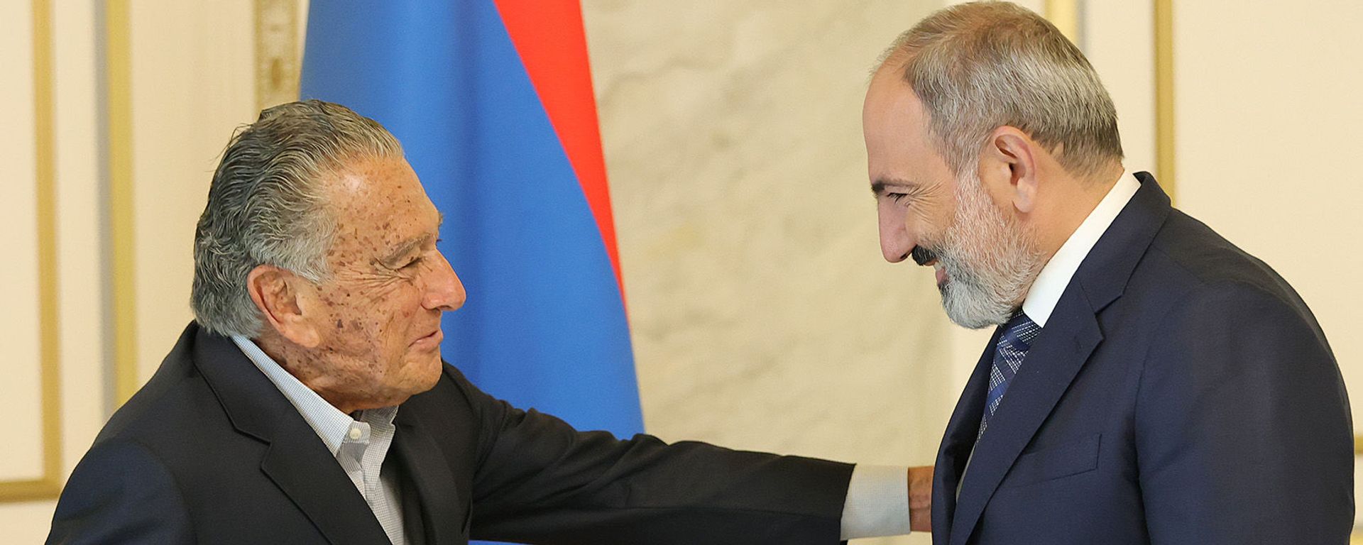 И.о. премьер-министра Никол Пашинян встретился с национальным героем Армении Эдуардо Эрнекяном (12 июля 2021). Еревaн - Sputnik Армения, 1920, 12.07.2021