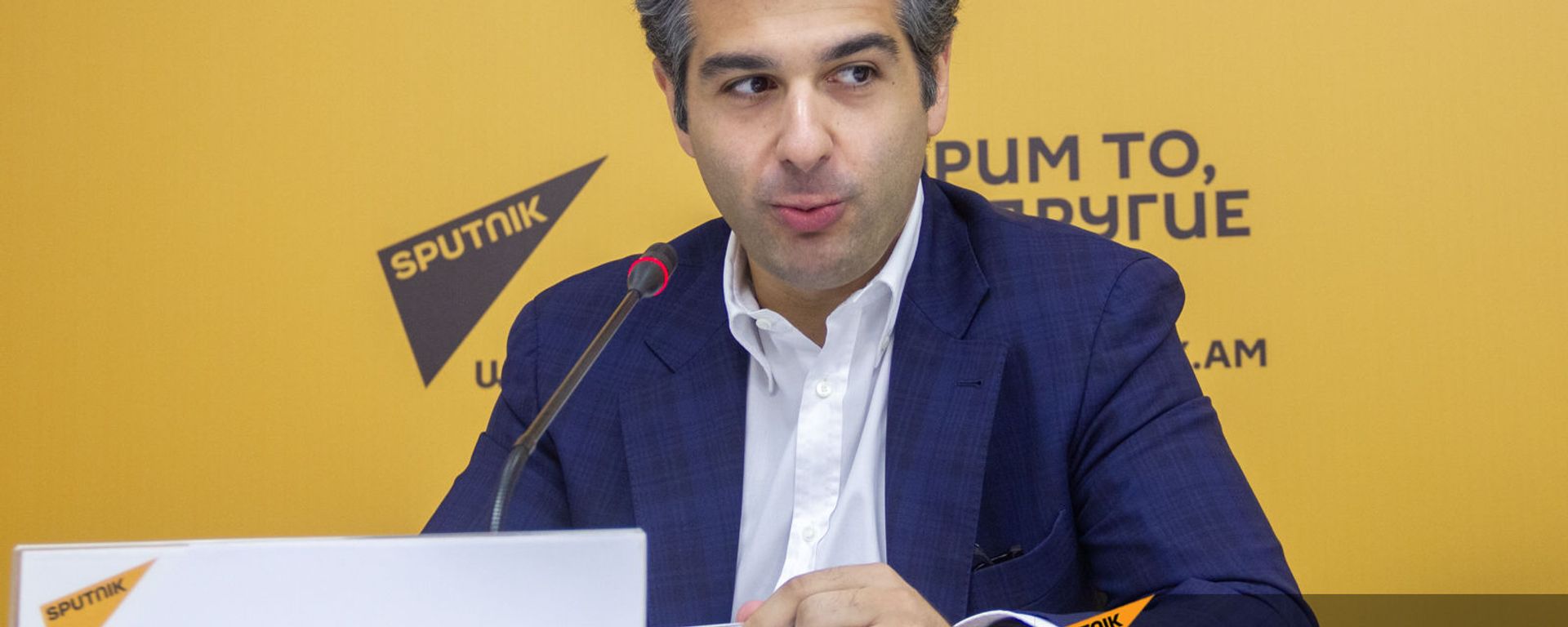 Художественный руководитель и главный дирижер Государственного симфонического оркестра Сергей Смбатян на пресс-конференции (13 июля 2021). Еревaн - Sputnik Արմենիա, 1920, 13.07.2021