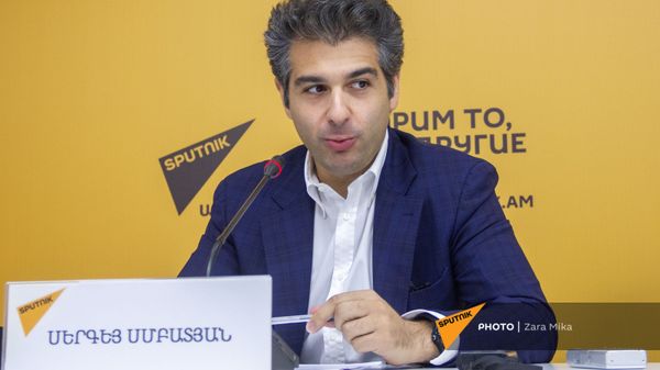 Художественный руководитель и главный дирижер Государственного симфонического оркестра Сергей Смбатян на пресс-конференции (13 июля 2021). Еревaн - Sputnik Արմենիա