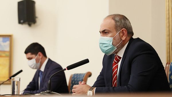 И.о. премьер-министра Никол Пашинян представил членам и сотрудникам Следственного комитета новоназначенного председателя  Аргишти Кярамяна - Sputnik Армения