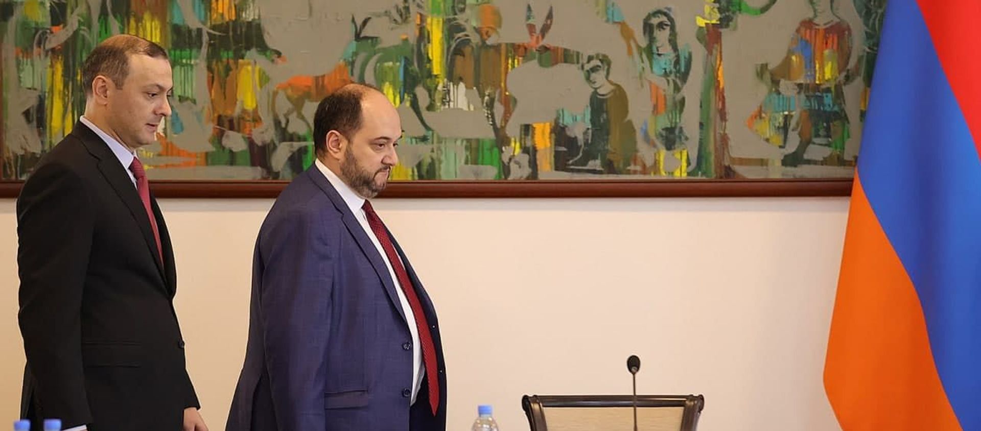Руководитель аппарата премьер-министра Араик Арутюнян представил аппарату МИД РА новоназначенного первого заместителя министра ИД Армена Григоряна - Sputnik Армения, 1920, 16.07.2021