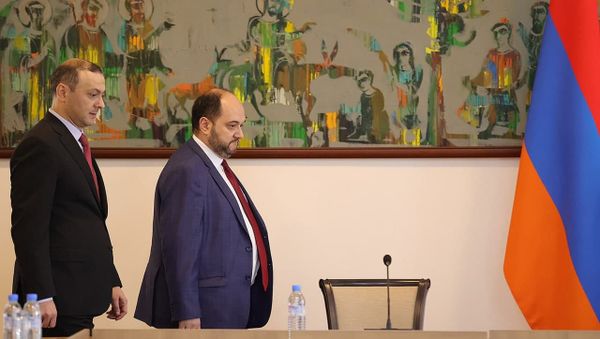 Руководитель аппарата премьер-министра Араик Арутюнян представил аппарату МИД РА новоназначенного первого заместителя министра ИД Армена Григоряна - Sputnik Армения