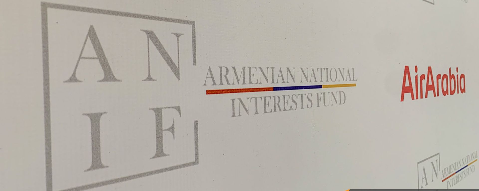Баннер с названием авиалинии AirArabia - Sputnik Армения, 1920, 15.07.2024