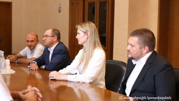 Заместитель министра территориального управления и инфраструктуры РА Армен Симонян принял представителей чешской компании Balus Tech (14 июля 2021). Еревaн - Sputnik Армения