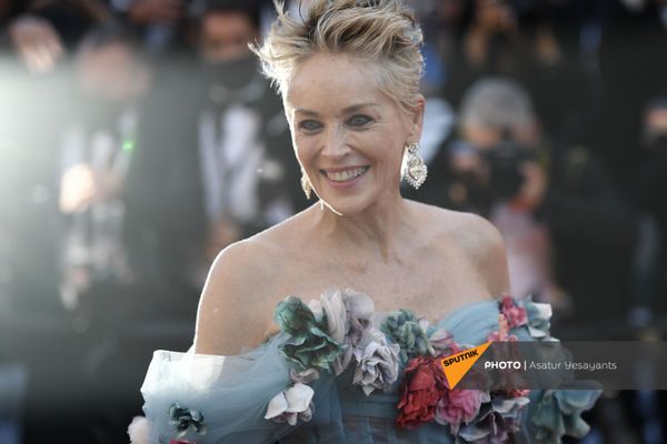 Актриса Шэрон Стоун на красной дорожке 74-го Каннского кинофестиваля (14 июля 2021). Франция Актриса Шэрон Стоун на красной дорожке 74-го Каннского кинофестиваля (14 июля 2021). Франция - Sputnik Армения