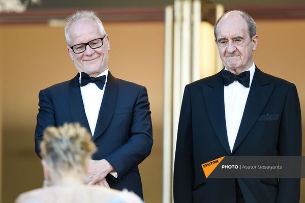 Директор и президент Каннского кинофестиваля Тьерри Фремо (слева) и Пьер Лескюр улыбаются актрисе Шэрон Стоун, поднимающейся по лестнице (14 июля 2021). Франция Директор и президент Каннского кинофестиваля Тьерри Фремо (слева) и Пьер Лескюр улыбаются актрисе Шэрон Стоун, поднимающейся по лестнице (14 июля 2021). Франция - Sputnik Армения