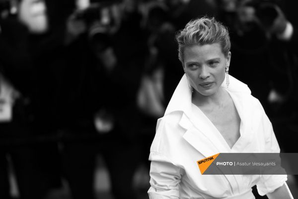 Мелани Тьерри на красной дорожке во время церемонии закрытия Каннского кинофестиваля Мелани Тьерри на красной дорожке во время церемонии закрытия Каннского кинофестиваля - Sputnik Армения