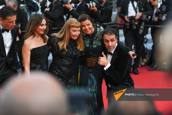 Красная ковровая дорожка во время церемонии закрытия Каннского кинофестиваля Красная ковровая дорожка во время церемонии закрытия Каннского кинофестиваля - Sputnik Армения