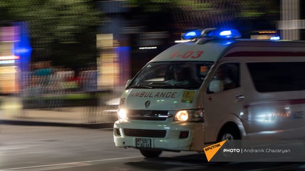 Автомобиль скорой помощи на улице Налбандяна в Ереване - Sputnik Армения
