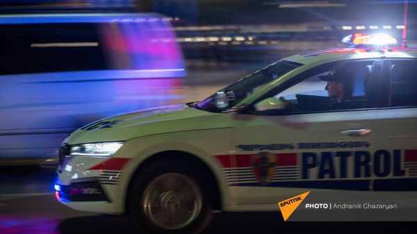 Автомобиль патрульной службы на улицах Еревана - Sputnik Армения