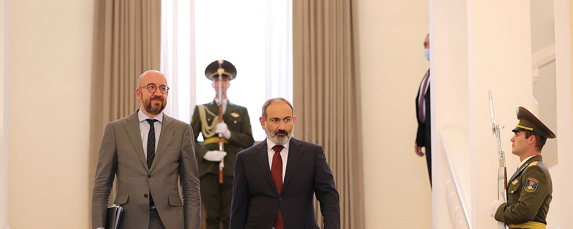 И.о. премьер-министра Армении Никол Пашинян и председатель Европейского совета Шарль Мишель покидают Дом правительства после совместной пресс-конференции по итогам встречи (17 июля 2021). Еревaн - Sputnik Արմենիա, 1920, 16.11.2021