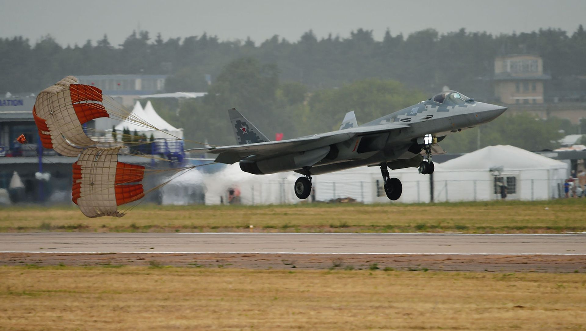 Многофункциональный истребитель пятого поколения Су-57 на репетиции открытия Международного авиационно-космического салона МАКС-2021 (17 июля 2021). Жуковский Многофункциональный истребитель пятого поколения Су-57 на репетиции открытия Международного авиационно-космического салона МАКС-2021 (17 июля 2021). Жуковский - Sputnik Армения, 1920, 20.07.2021