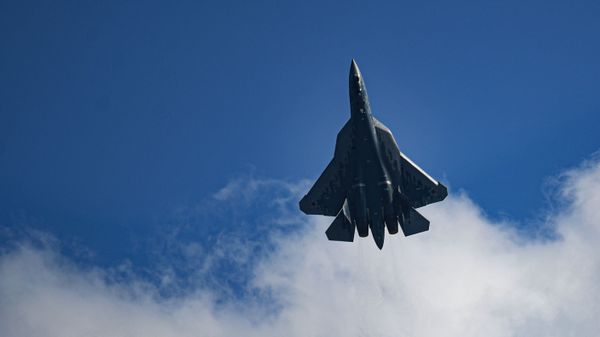 Многофункциональный истребитель пятого поколения Су-57, во время выполнения летной программы на Международном авиационно-космическом салоне МАКС-2021. - Sputnik Армения