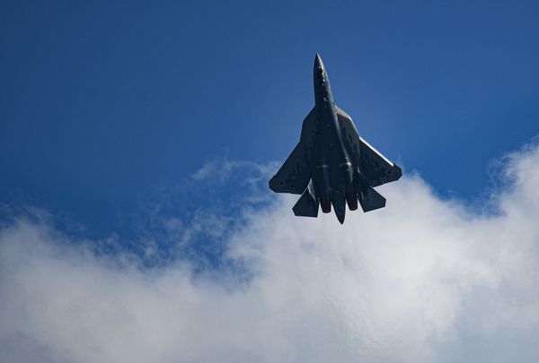 Многофункциональный истребитель пятого поколения Су-57, во время выполнения летной программы на Международном авиационно-космическом салоне МАКС-2021. - Sputnik Армения