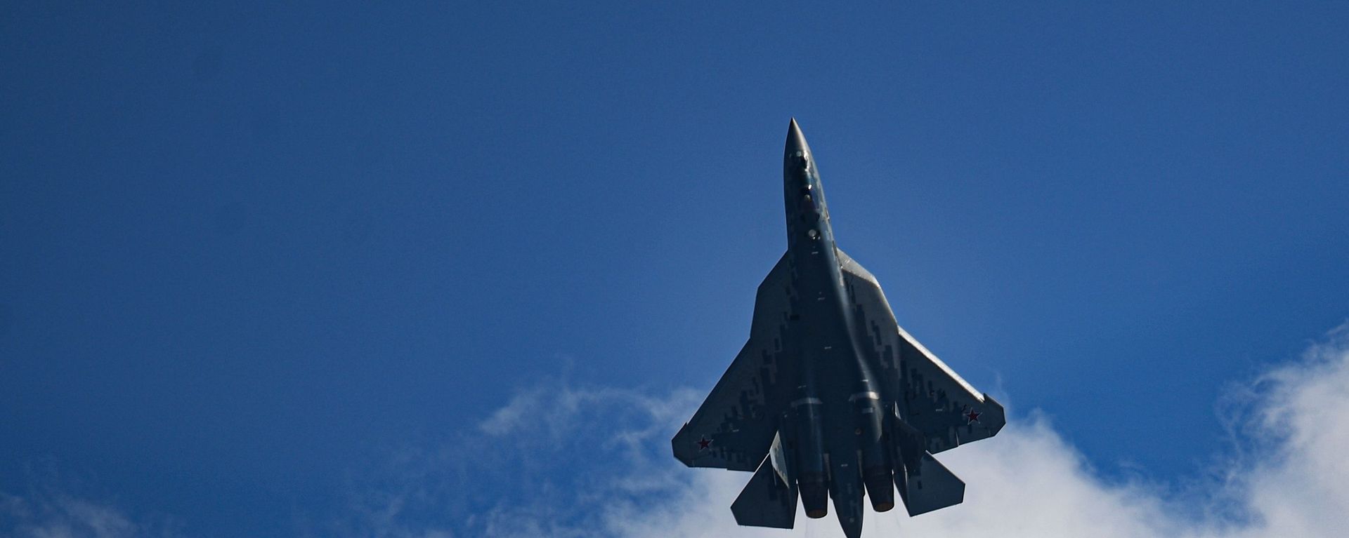 Многофункциональный истребитель пятого поколения Су-57, во время выполнения летной программы на Международном авиационно-космическом салоне МАКС-2021. - Sputnik Армения, 1920, 20.07.2021