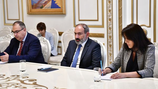 И.о. премьер-министра Никол Пашинян принял депутата Европарламента Натали Луазо (20 июля 2021). Еревaн - Sputnik Армения