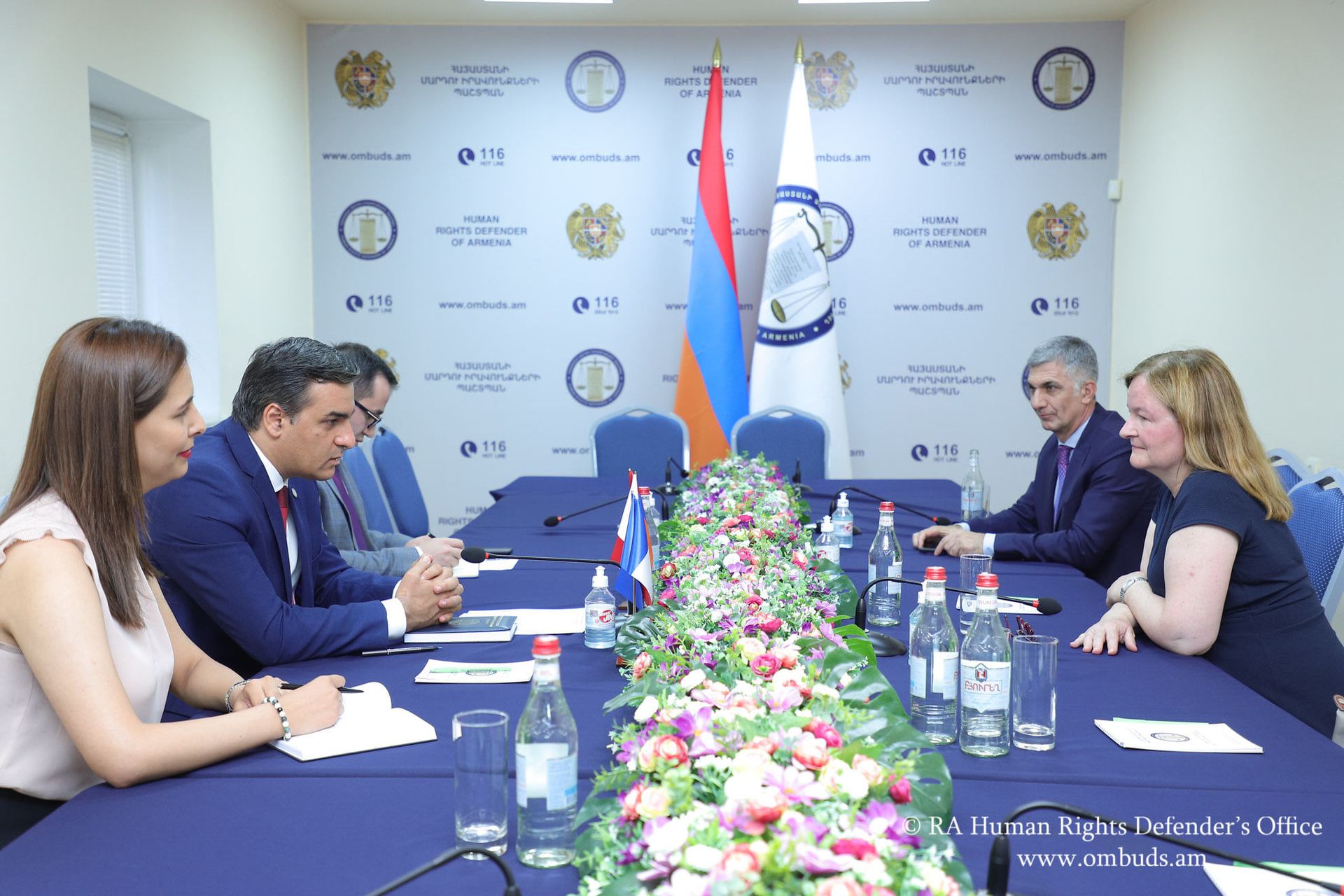 Գերիներ, Ադրբեջանի դրոշներ և հայատյացություն. Թաթոյանն ապացույցներ է ներկայացրել Լուազոյին - Sputnik Արմենիա, 1920, 21.07.2021