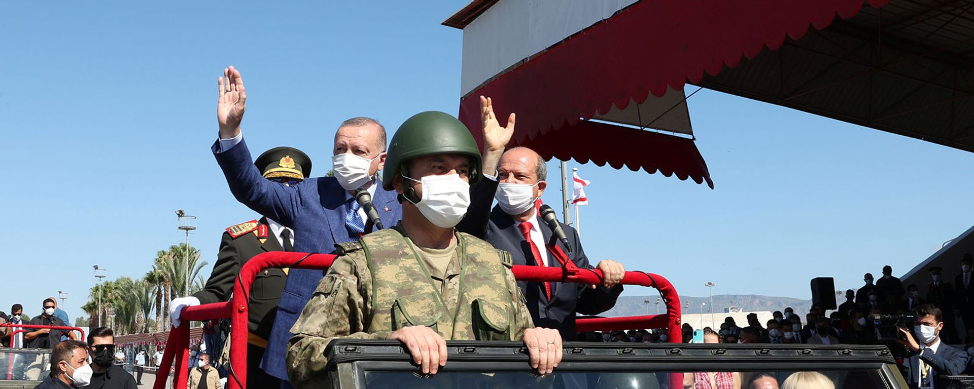 Президент Турции Реджеп Тайип Эрдоган и лидер киприотов-турок Эрсин Татар принимают участие в военном параде (20 июля 2021). Никосия - Sputnik Армения, 1920, 21.07.2021
