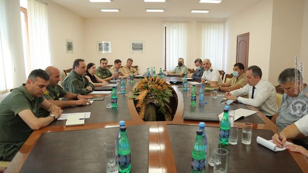 Начальник Главного управления оборонной политики и международного сотрудничества МО РА Левон Айвазян принял аккредитованных в Армении военных атташе иностранных посольств (21 июля 2021). Еревaн - Sputnik Армения