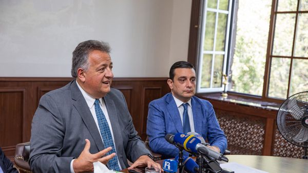Ректор ЕрГМУ Армен Мурадян и почетный доктор ЕрГМУ Нубар Афеян на встрече с членами Ученого совета университета - Sputnik Армения