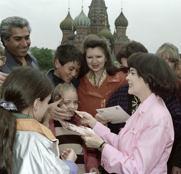 Французская певица Мирей Матье раздаёт автографы и на Красной площади, 1997 год Французская певица Мирей Матье раздаёт автографы и на Красной площади, 1997 год - Sputnik Армения