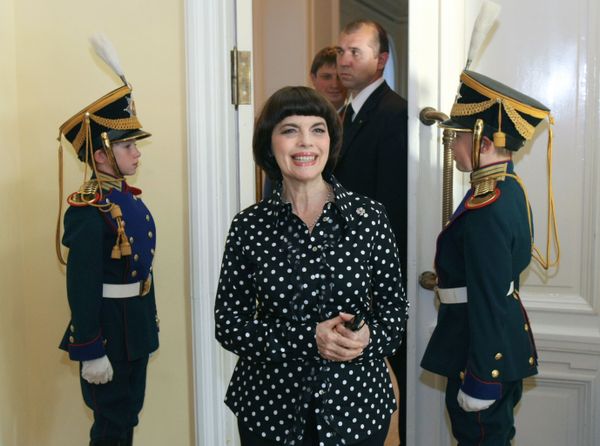 Французская певица Мирей Матье в ГУМе перед началом пресс-конференции, повященной открытию фестиваля Спасская Башня, 2009 год Французская певица Мирей Матье в ГУМе перед началом пресс-конференции, повященной открытию фестиваля Спасская Башня, 2009 год - Sputnik Армения