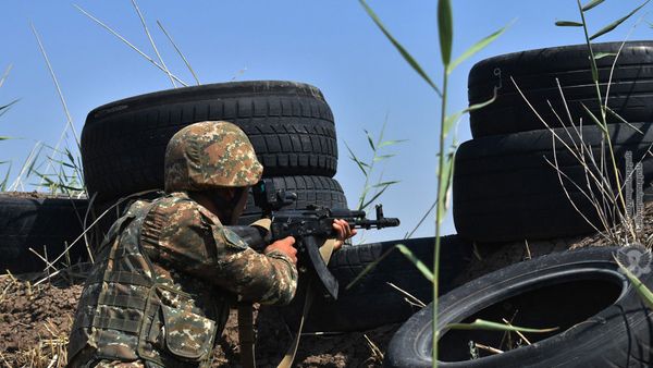 Армянские военнослужащие на боевой позиции - Sputnik Армения