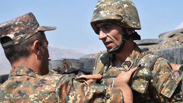 Армянские военнослужащие на боевой позиции - Sputnik Արմենիա