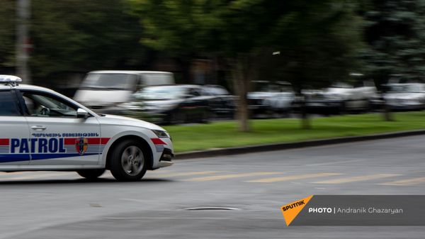Автомобиль патрульной службы на улицах Еревана - Sputnik Армения