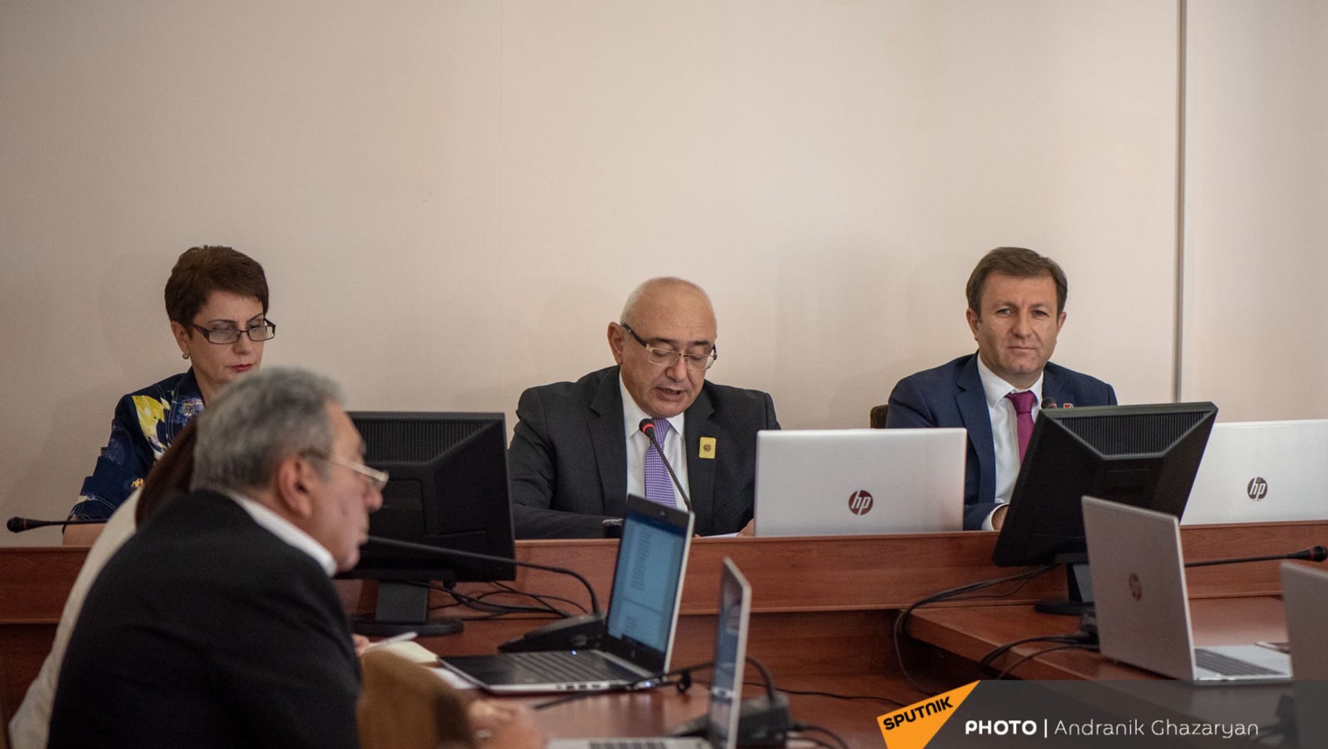 Председатель ЦИК Тигран Мукучян и секретарь ЦИК Армен Смбатян на заседании (22 июля 2021). Еревaн Председатель ЦИК Тигран Мукучян и секретарь ЦИК Армен Смбатян на заседании (22 июля 2021). Еревaн - Sputnik Արմենիա, 1920, 22.07.2021