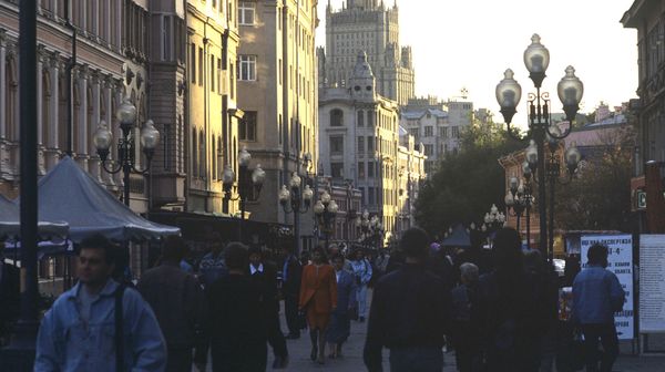 Прохожие на Арбате в Москве - Sputnik Армения
