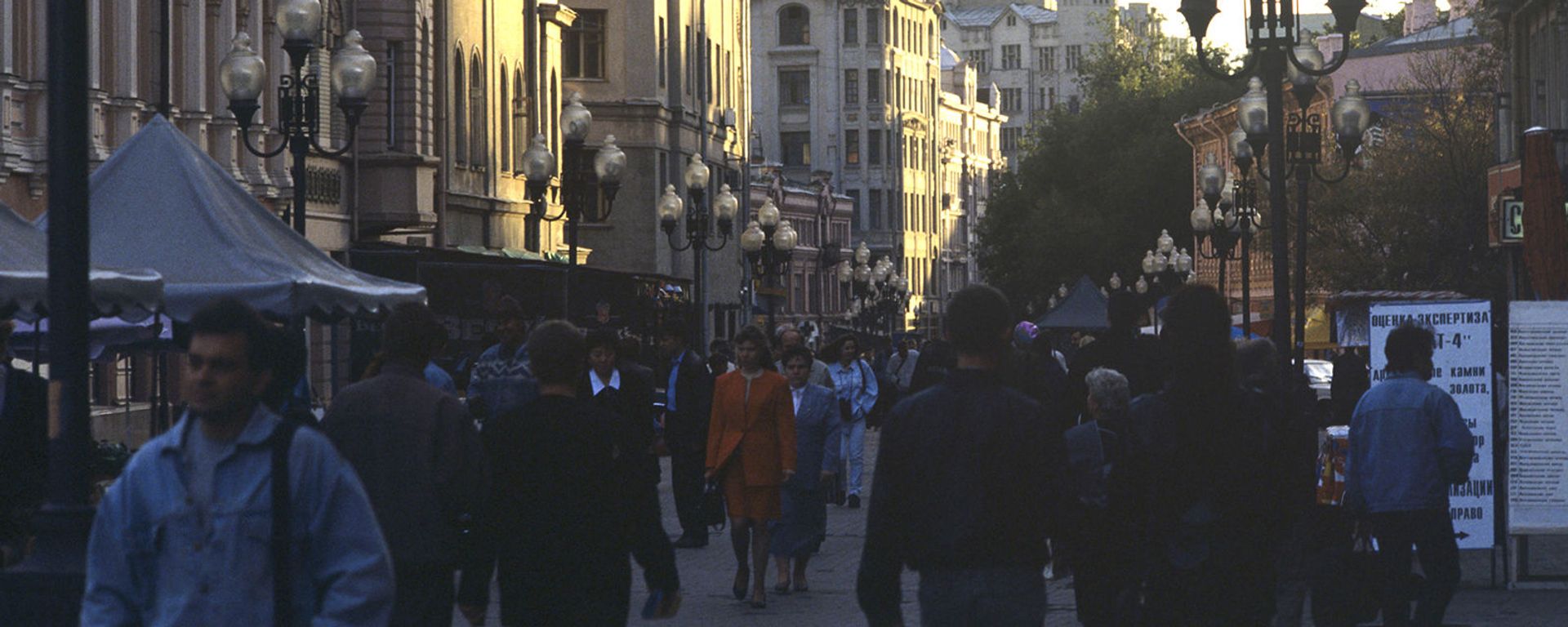 Прохожие на Арбате в Москве - Sputnik Армения, 1920, 22.07.2021