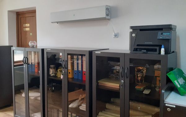Ультрафиолетовые облучатели воздуха армянского производства в помещении на стене - Sputnik Армения
