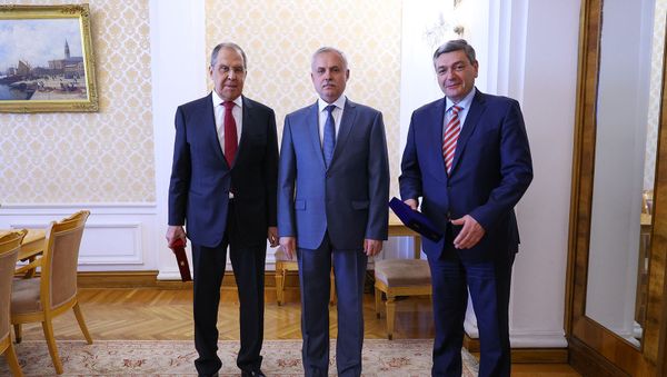 Встреча министра иностранных дел РФ Сергея Лаврова с Генеральным секретарем ОДКБ Станиславом Засем (22 июля 2021). Москва - Sputnik Армения