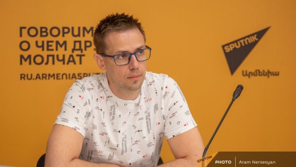 Моушн-дизайнер отдела оперативной графики Дирекции Медиадизайна МИА Россия сегодня Евгений Косенко на программе Sputnik Pro - Sputnik Армения