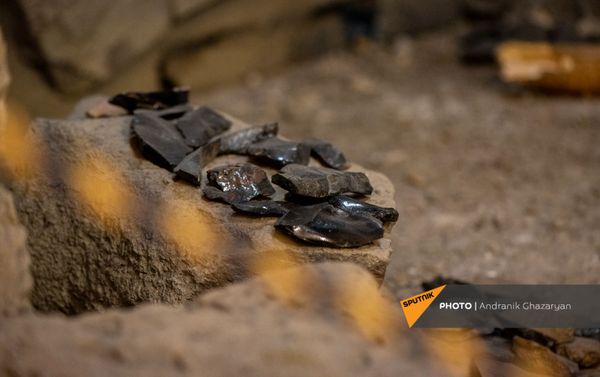 Артефакты, обнаруженные в Ереванской пещере, в экспозиции музея истории Еревана - Sputnik Армения