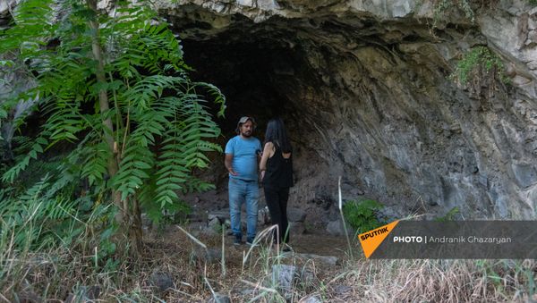 Директор историко-арxеологического музея-заповедника Эребуни Микаэл Бадалян во время интервью Sputnik Армения в ереванской пещере - Sputnik Արմենիա